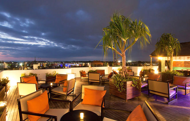 Luna Bar, Restaurant & Sky Lounge